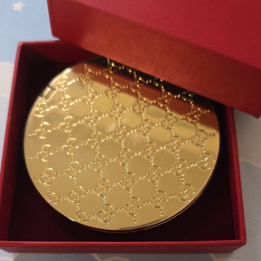 Gucci Gold Patterned Compact - Picture 2 of 4
